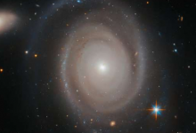 哈勃望遠(yuǎn)鏡觀察一個不太孤獨的星系