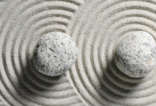 物理學(xué)家發(fā)現(xiàn)只有三個(gè)繞軌道運(yùn)行的黑洞可以打破時(shí)間反轉(zhuǎn)對稱性