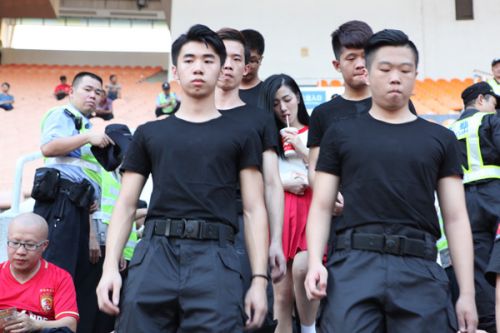 ?；◣?0高手貼身保護看中超，網(wǎng)友扒出驚人內(nèi)幕