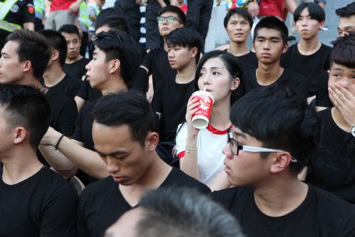 ?；◣?0高手貼身保護看中超，網(wǎng)友扒出驚人內(nèi)幕
