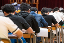 在一個(gè)成績優(yōu)異的班級(jí)可以提高學(xué)生的考試成績